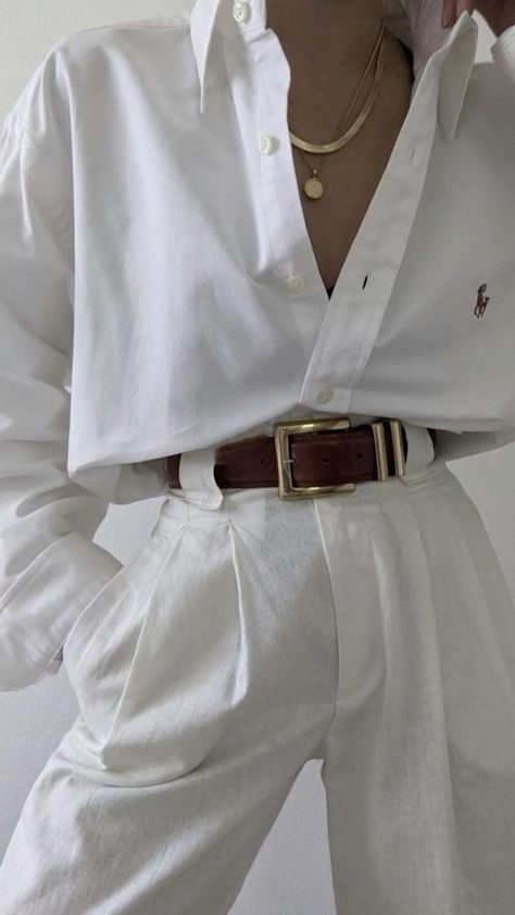 Umjetnost Minimalističkog Chica: Savladavanje Capsule Garderobe